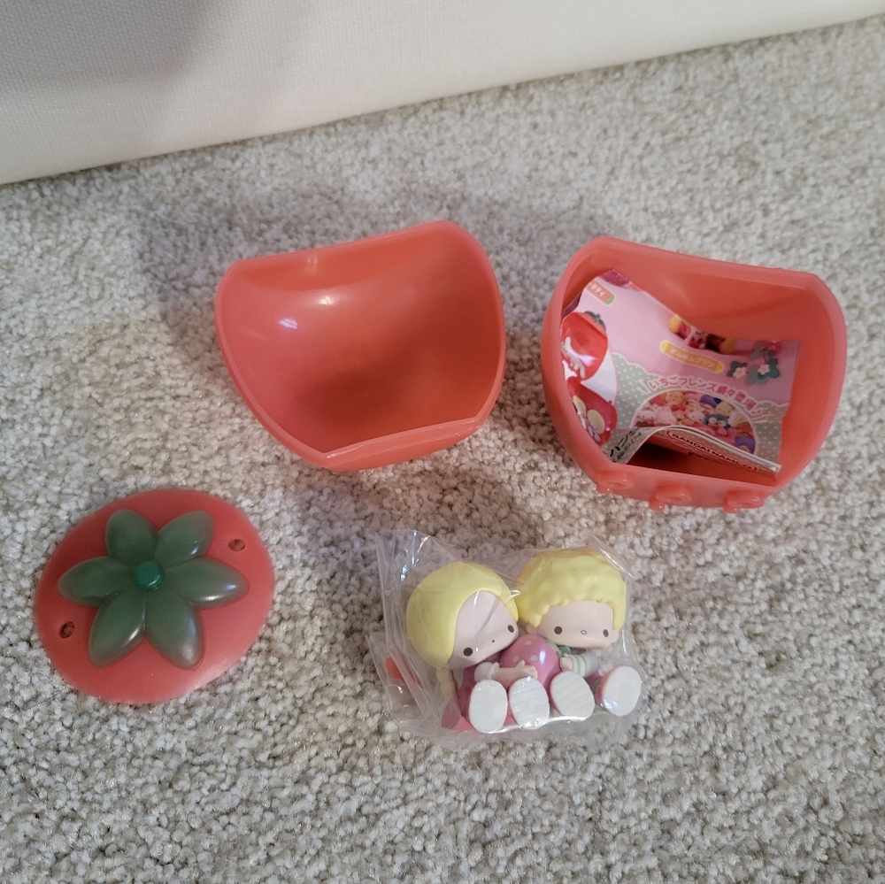 Patty & Jimmy Sanrio Stawberry Friends Capsule Toy